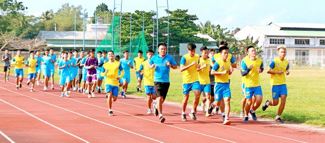 Các VĐV đội bóng đá Vĩnh Long phấn khởi bước vào mùa giải hạng nhì quốc gia vào tháng 4 tới đây. Sau bài tập kỹ thuật, các VĐV tập chạy tốc độ bền.