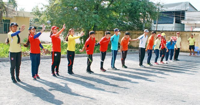 Bi sắt đã hội quân đầy đủ và “tắm nắng” với những bài tập kỹ- chiến thuật ngay trong ngày đầu xuân mới.