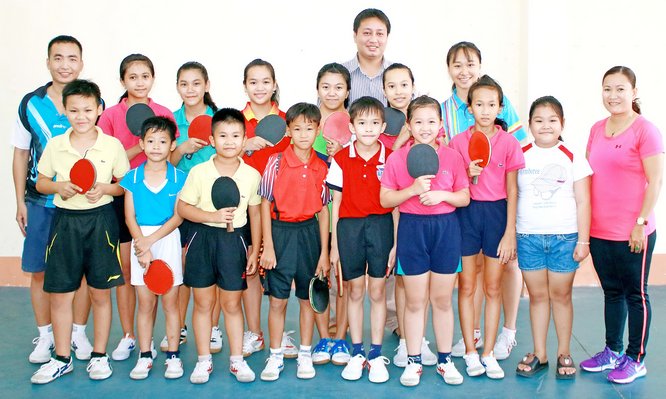 Huấn luyện viên và 15 VĐV bóng bàn trẻ, năng khiếu tề tựu đầy đủ với giáo án đầu năm.