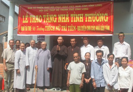 Ni trưởng Thích Nữ Trí Tiên cùng chính quyền địa phương và các nhà hảo tâm chụp ảnh lưu niệm với gia đình ông Trần Văn Bảy.