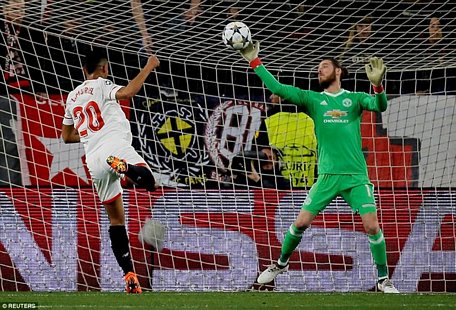 De Gea cản phá thành công cú đánh đầu cận thành của Muriel. (Nguồn: Reuters)