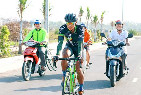 HLV Phạm Minh Nhựt (bìa phải) với các tay đua của đội Premium Cycling Vĩnh Long đang tập luyện chuẩn bị cho mùa giải 2018.