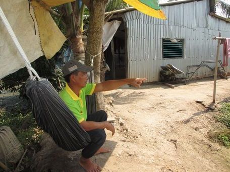  Anh Mười gác lại chuyện vui tết để canh giữ ruộng khoai lang.