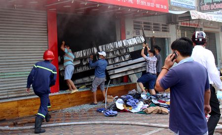 Người dân gần đó, cũng giúp “cứu” số quần áo còn sót lại.