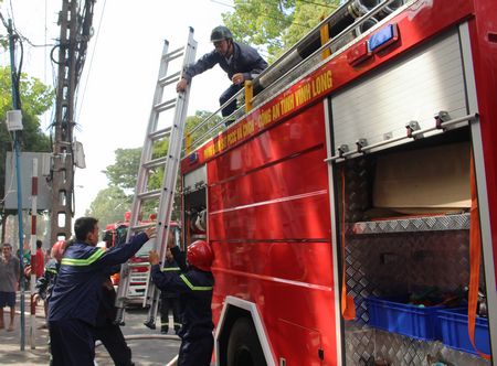 Lực lượng chức năng nhanh chóng có mặt để làm nhiệm vụ.