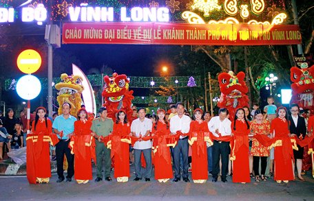  Đại biểu cắt băng khánh thành phố đi bộ TP Vĩnh Long.