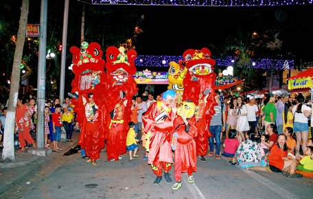 Đông đảo người dân đến tham quan, mua sắm tại phố đi bộ trong ngày đầu khai trương.