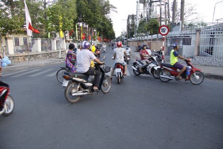  Sau khi bị ngăn đường bất ngờ người điều khiển xe máy quay đầu đột ngột gây rối trật tự an toàn giao thông.