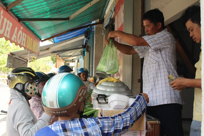 Trời đã trưa, nhưng lượng người mua bánh bao trên tuyến đường Phạm Hùng nối dài cũng còn rất đông đúc.