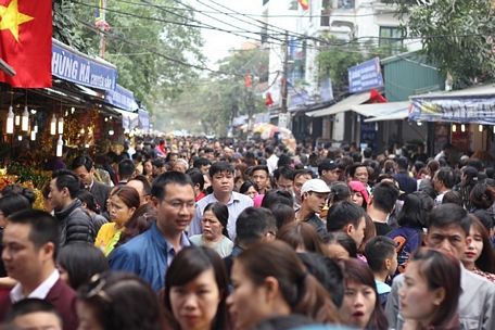 Người dân tấp nập đi lễ chùa đầu năm. Ảnh: Vương Trần.