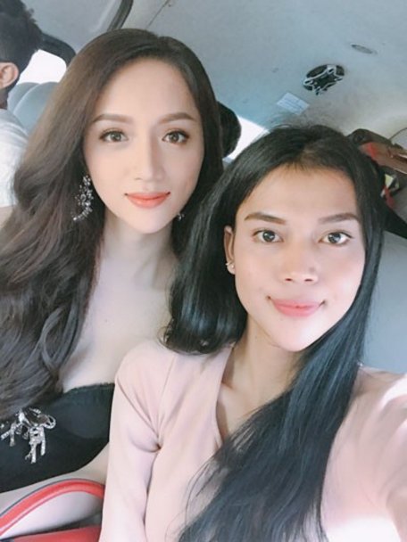 Hương Giang chụp ảnh selfie cùng đại diện đến từ Indonesia.