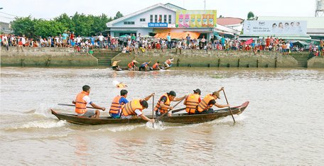  Đua xuồng- môn thi đấu mở đầu tại đại hội thể thao huyện Mang Thít.