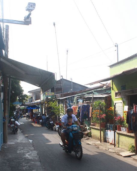 Một “người canh giữ” túc trực trên đường Nguyễn Du- góp phần đảm bảo an ninh trật tự.