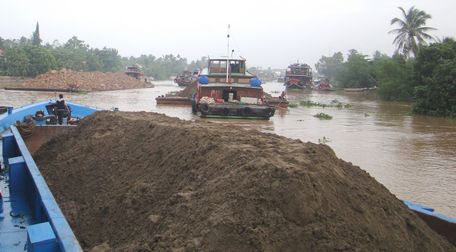 Khai thác, vận chuyển tài nguyên cát sông là một trong những lĩnh vực ngành thuế tăng cường công tác phối hợp chống thất thu ngân sách nhà nước.Ảnh minh họa