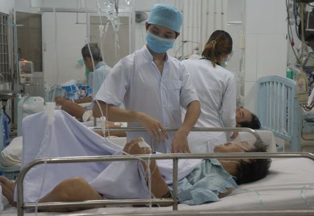 Ranh giới giữa sự sống và cái chết rất mong manh, buộc các y, bác sĩ Khoa Hồi sức tích cực và chống độc phải làm việc với áp lực và cường độ rất lớn, nên cũng hết sức vất vả.