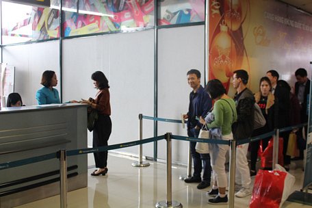 Hành khách lên nhầm chuyến bay đi Singapore của Vietnam Airlines được xác định là lỗi nhân viên và đơn vị cung cấp dịch vụ - Ảnh: CÔNG TRUNG