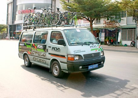 Xe chở dụng cụ, thiết bị đội Premium Cycling Vĩnh Long xuất phát vào sáng 28/2 để bắt đầu “hành quân” chuẩn bị cho mùa giải 2018.