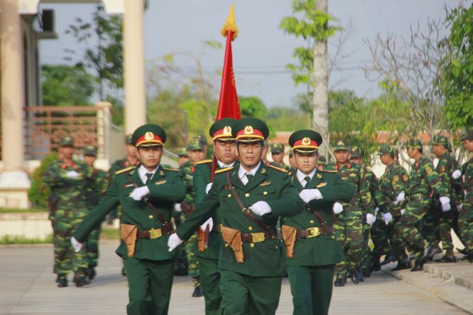 Tổ Quân kỳ với lá cờ quyết thắng biểu hiện cho sức mạnh, ý chí và tinh thần quyết chiến, quyết thắng của lực lượng vũ trang tỉnh.