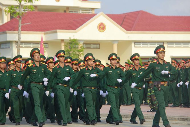 Khối sĩ quan chính trị tích cực làm tham mưu cho cấp ủy, người chỉ huy các cấp lãnh đạo, chỉ đạo lực lượng vũ trang tổ chức các hoạt động công tác đảng, công tác chính trị.