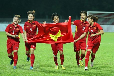 Các nữ cầu thủ Việt Nam vui mừng với tấm HCV giành được tại SEA Games 29.