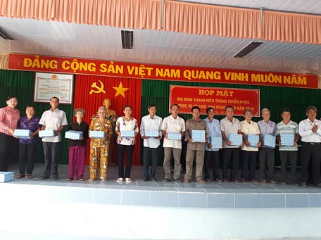 Tặng quà cho gia đình tân binh.