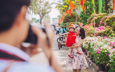 “Mùa xuân nhỏ xinh Cà Rốt” dạo phố xuân cùng ba mẹ.