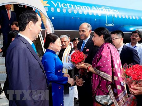 Đại diện chính quyền Bang Bihar đón Chủ tịch nước Trần Đại Quang và Phu nhân tại sân bay Gaya. (Ảnh: Nhan Sáng/TTXVN)