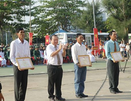  Phó Bí thư Tỉnh ủy, Chủ tịch UBND tỉnh- Nguyễn Văn Quang- tặng bằng khen của UBND tỉnh cho các gia đình có thành tích tốt trong công tác tuyển quân năm 2018