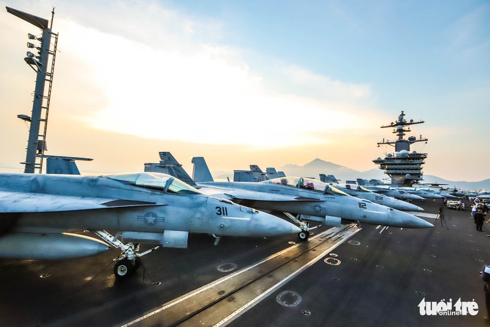 Tàu sân bay USS Carl Vinson có thể mang theo tối đa 90 máy bay các loại, gồm 44-60 tiêm kích F/A-18, 4-6 máy bay tác chiến điện tử EA-18G Growler, 4-6 máy bay cảnh báo sớm E-2C/D Hawkeye, 6-8 trực thăng SH-60F và máy bay vận tải C-2 Greyhound - Ảnh: NGUYỄN KHÁNH