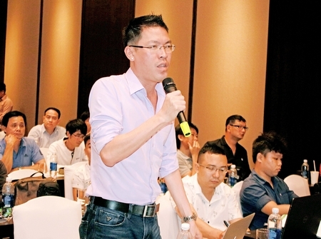 Phóng viên Đỗ Tuấn (Báo Bóng đá) đặt câu hỏi với BTC buổi gặp gỡ giới báo chí thể thao.