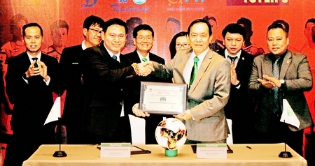 Ông Trần Anh Tú- Chủ tịch HĐQT kiêm Tổng GĐ VPF (trái) cùng ông Trần Thanh Hải- Chủ tịch HĐQT công ty Nutifood tại lễ công bố nhà tài trợ Giải Nuti Cafe V.League 2018.