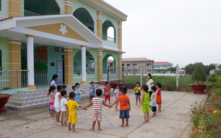 Các công trình trường học trong xã được đầu tư khang trang tạo điều kiện thuận lợi cho việc dạy và học.
