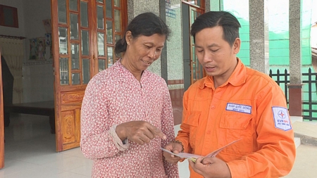 Điện lực TX Bình Minh tuyên truyền tiết kiệm điện cho người dân xã Thuận An. Ảnh: HOÀNG MINH (TX Bình Minh)