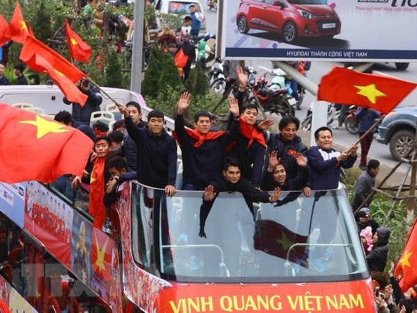 Người hâm mộ tại Thủ đô Hà Nội với băng rôn, cờ và hoa chào đón Đội tuyển U23 Việt Nam. (Ảnh: Quang Quyết/TTXVN)