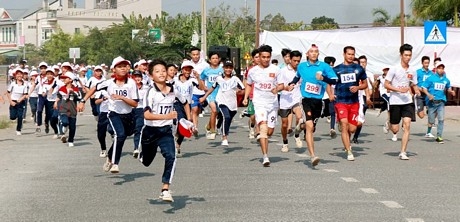 Các VĐV nam tranh tài môn việt dã.