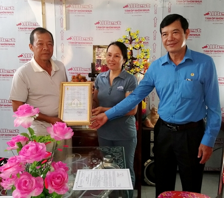 Một nhà “Mái ấm Công đoàn” được bàn giao trong dịp Tết Nguyên đán 2018.