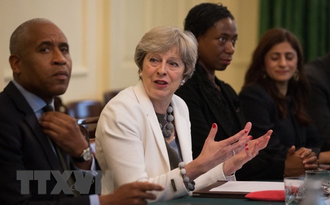 Thủ tướng Anh Theresa May (thứ 2, trái) trong cuộc họp tại London. (Nguồn: AFP/TTXVN)