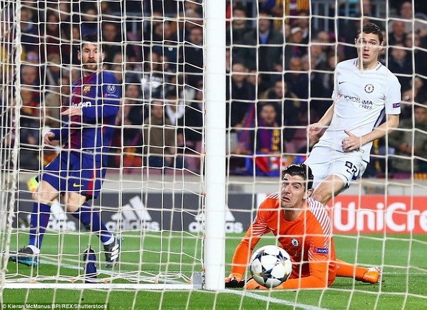 Messi xỏ háng Courtois đến 2 lần. (Nguồn: DM)