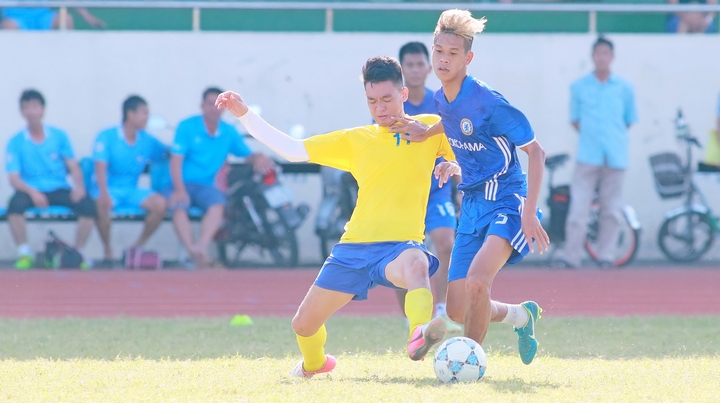 Pha tranh bóng trong trận Bến Tre (áo xanh) hòa Vĩnh Long 0-0