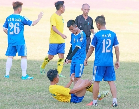 Sau một pha va chạm, cầu thủ Bến Tre liền có lời khiếm nhã và hành động không hay với cầu thủ đối phương.