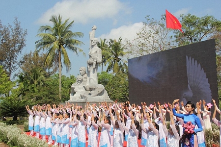 Dưới tượng dài khu chứng tích những trẻ em làng Sơn Mỹ với điệu múa cầu mong hòa bình - Ảnh: TRẦN MAI