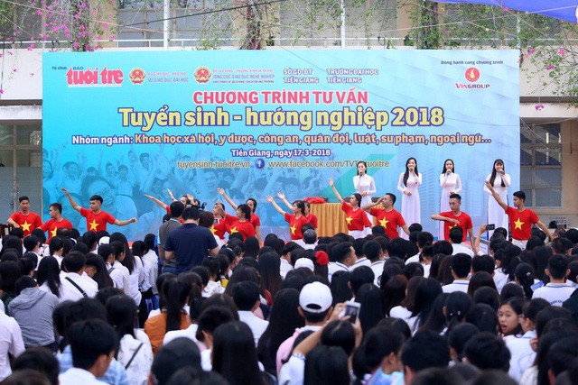 Biểu diễn văn nghệ khai mạc chương trình tư vấn tuyển sinh - hướng nghiệp 2018 tại Tiền Giang sáng 17/3 - Ảnh: DUYÊN PHAN