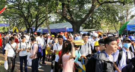 Hàng chục ngàn học sinh tham gia tư vấn.