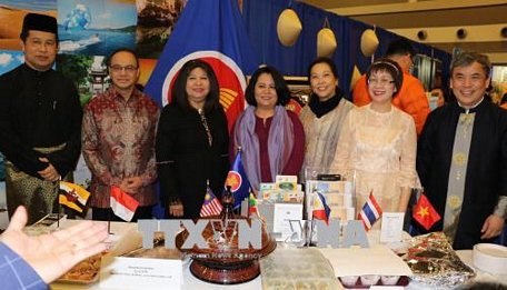 Đại sứ 7 nước ASEAN tại Canada, bao gồm Việt Nam, Brunei, Indonesia, Myanmar, Malaysia, Philippines, Thái Lan giới thiệu các món ăn truyền thống của nước mình.