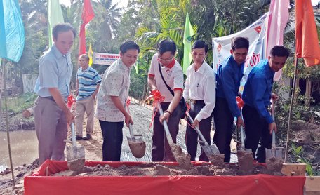 Đoàn viên thanh niên cùng người dân địa phương làm tuyến đường đan