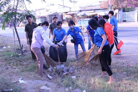 Các đoàn viên tham gia làm đẹp cho phố.