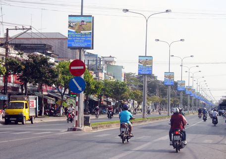 Băng rôn, cờ hoa, khẩu hiệu mừng hội nghị đã được trang trí khắp phố phường.