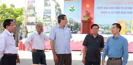 Ông Trần Hoàng Tựu (thứ 2, bên phải) kiểm tra thực tế tại sân khấu tổ chức lễ.
