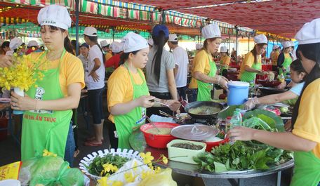 Hội thi đổ bánh xèo là sân chơi bổ ích nhằm nâng cao đời sống tinh thần cho công nhân lao động sau thời gian làm việc.