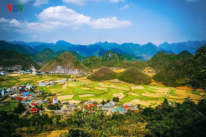 Hà Giang không chỉ lôi cuốn bởi núi non trập trùng hùng vĩ mà còn làm say đắm lòng người bởi những bản làng ấm áp, tươi vui – nơi mà mỗi địa danh đều gắn với câu chuyện dân gian được kể từ bao đời về tình yêu và sự hy sinh.